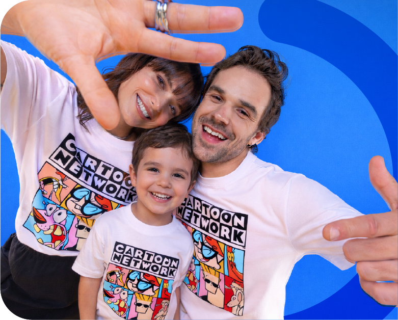 Grupo familiar feliz luciendo prendas de Cartoon Network gracias al acceso a crédito inmediato.